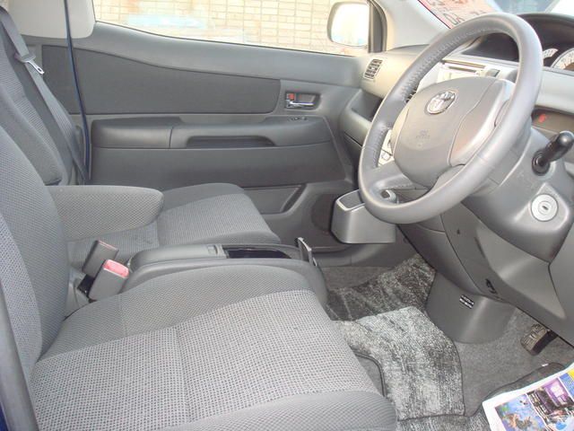 2003 Toyota Raum