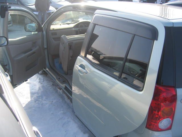 2003 Toyota Raum