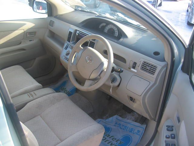 2003 Toyota Raum