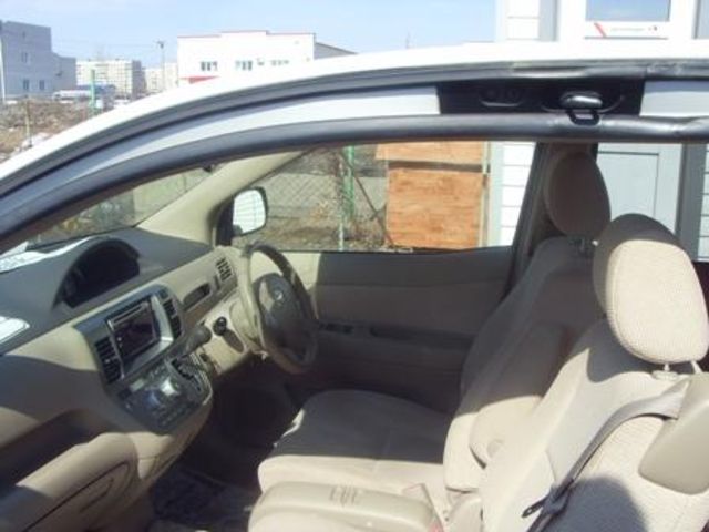 2003 Toyota Raum