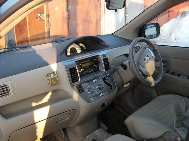 2003 Toyota Raum