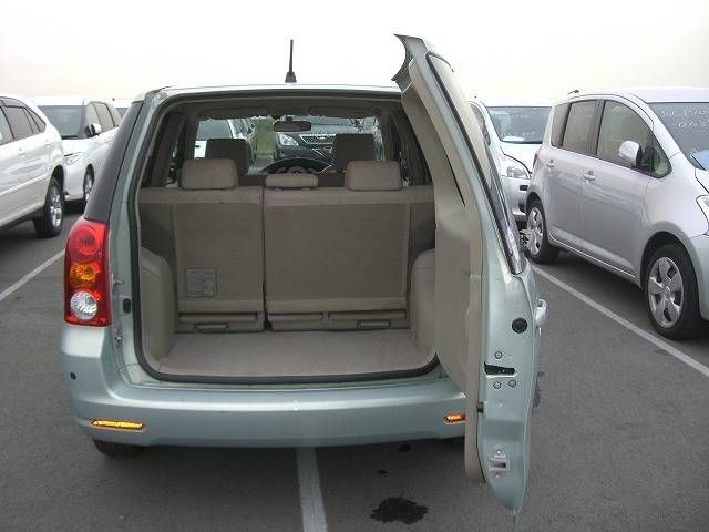 2003 Toyota Raum