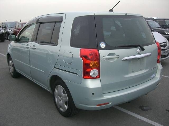 2003 Toyota Raum