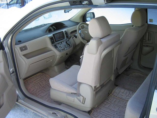 2003 Toyota Raum