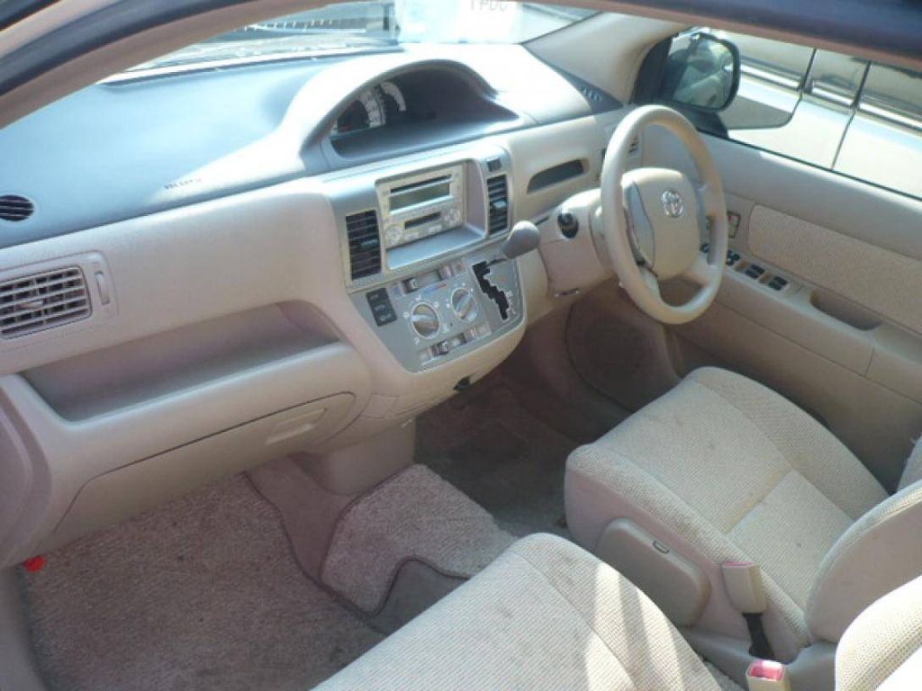 2003 Toyota Raum