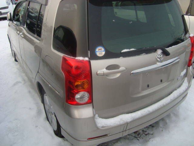 2003 Toyota Raum
