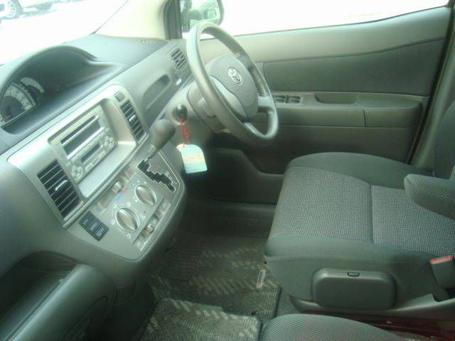 2003 Toyota Raum