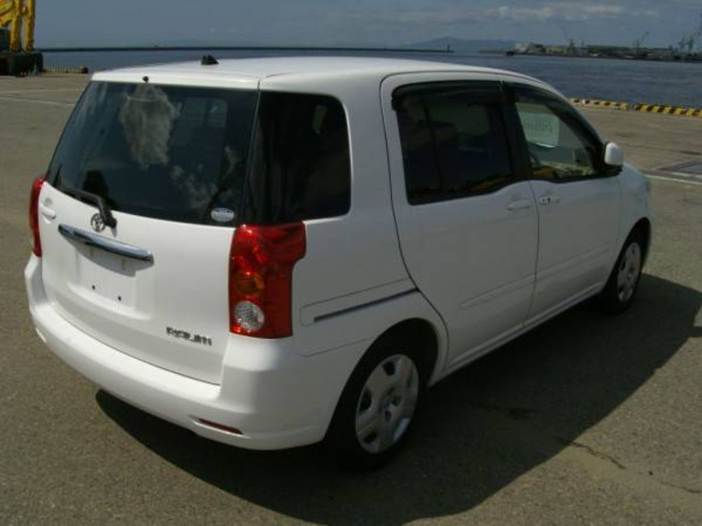 2003 Toyota Raum