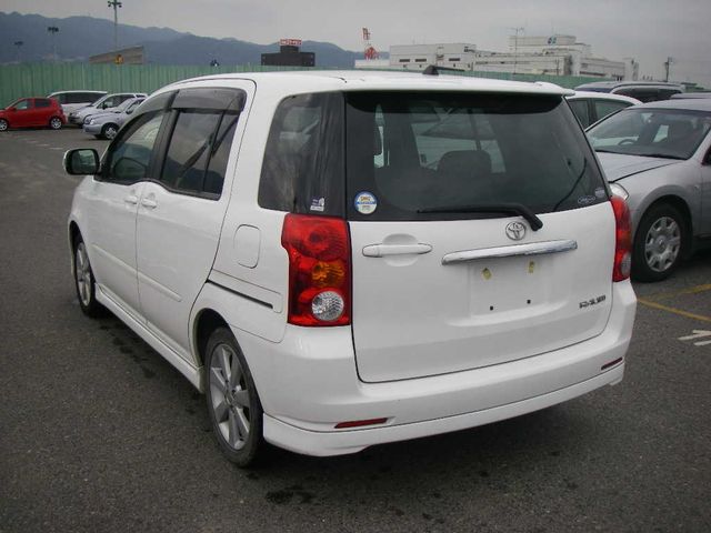 2003 Toyota Raum