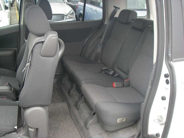 2003 Toyota Raum