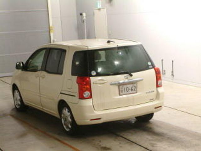2003 Toyota Raum