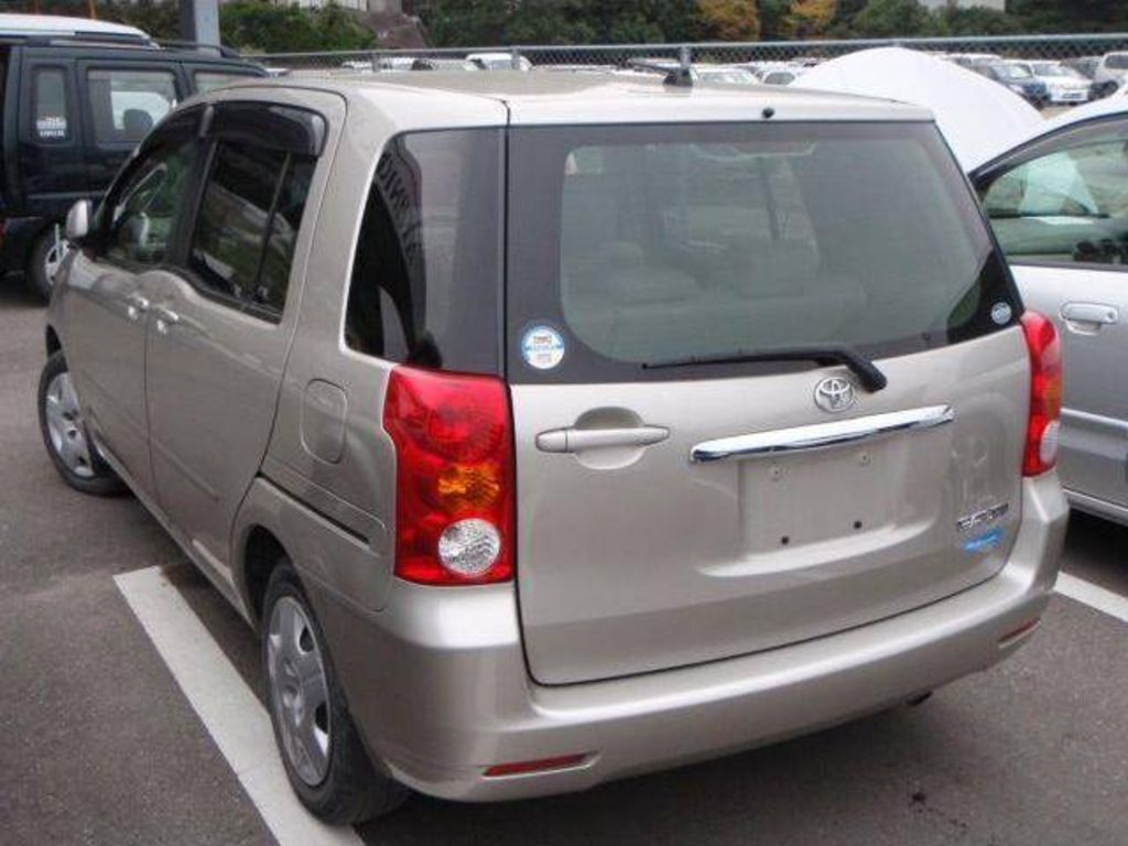 2003 Toyota Raum