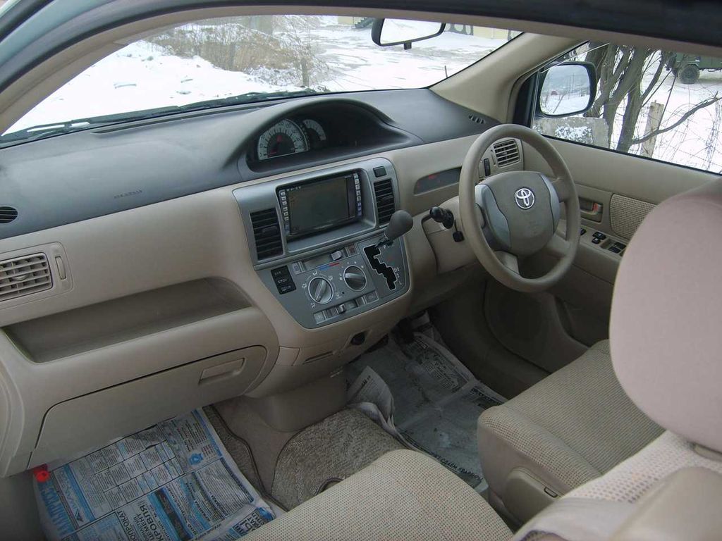 2003 Toyota Raum