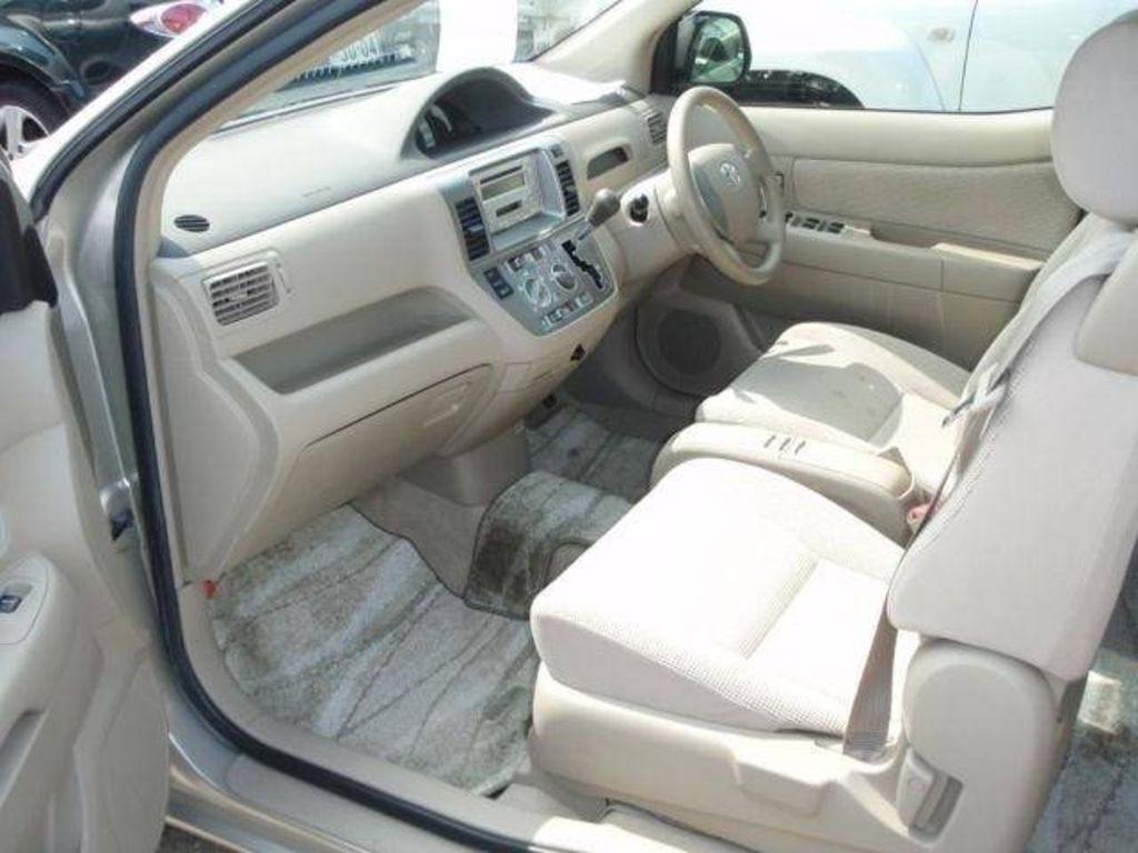 2003 Toyota Raum