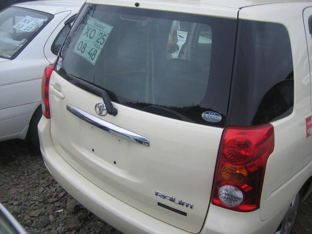 2003 Toyota Raum