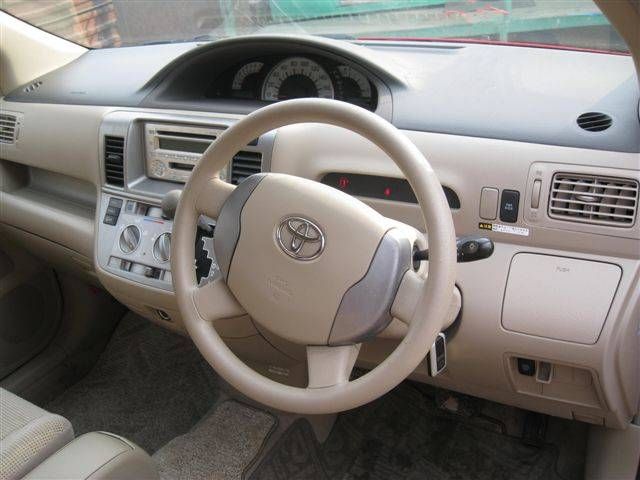 2003 Toyota Raum