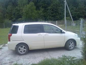 2003 Toyota Raum Pictures
