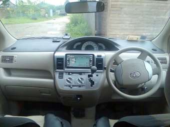 2003 Toyota Raum Photos