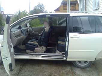 2003 Toyota Raum Photos