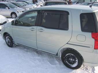 2003 Toyota Raum Images