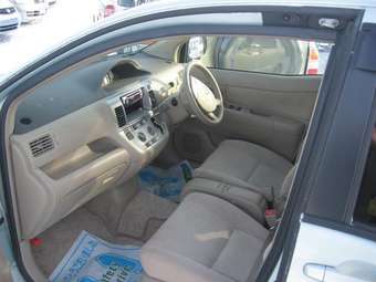 2003 Toyota Raum Pictures