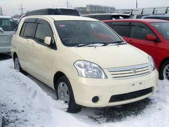 2003 Toyota Raum Images