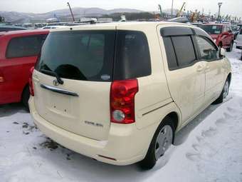 2003 Toyota Raum Pictures