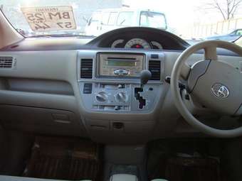 2003 Toyota Raum Photos