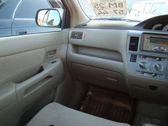 2003 Toyota Raum Photos