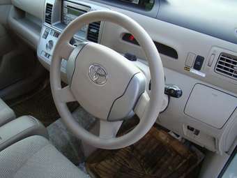2003 Toyota Raum Photos