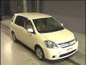 2003 Toyota Raum Photos