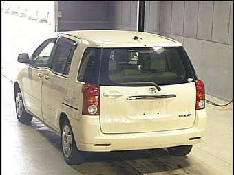 2003 Toyota Raum Pictures