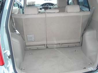 2003 Toyota Raum Pictures