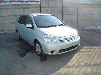 2003 Toyota Raum Images