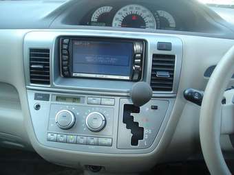 2003 Toyota Raum Pictures