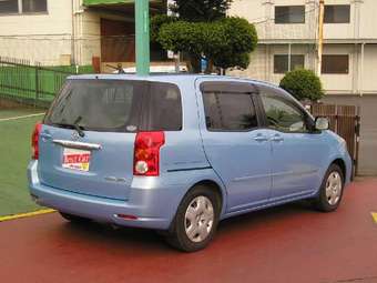 2003 Toyota Raum Images