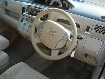 2003 Toyota Raum Pictures