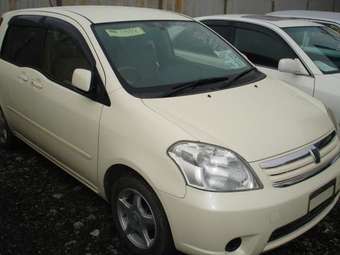 2003 Toyota Raum Photos