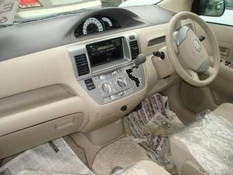 2003 Toyota Raum Images