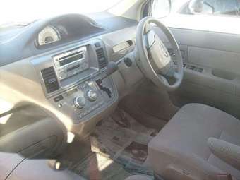 2003 Toyota Raum Pictures