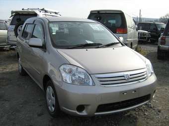 2003 Toyota Raum Photos