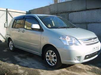 2003 Toyota Raum Photos