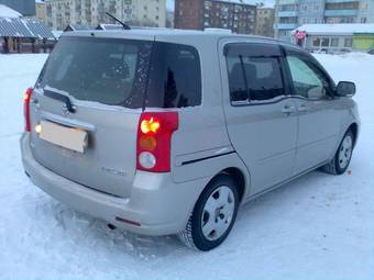 2003 Toyota Raum Pictures