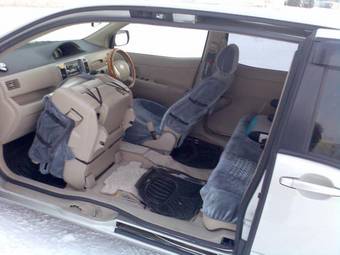 2003 Toyota Raum Images