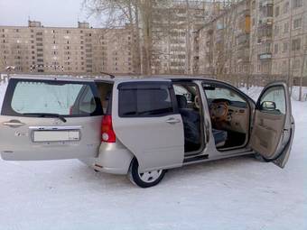 2003 Toyota Raum Pictures