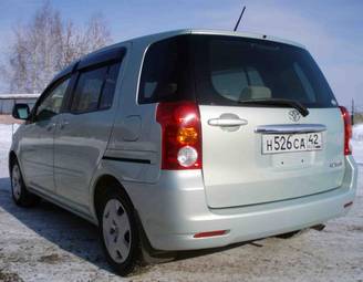 2003 Toyota Raum Pictures