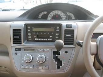 2003 Toyota Raum Pictures