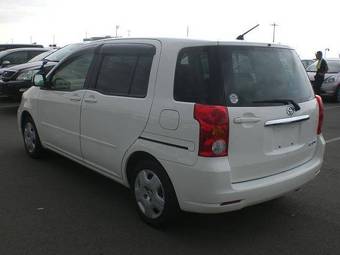2003 Toyota Raum Photos