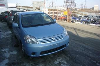 2003 Toyota Raum Pictures