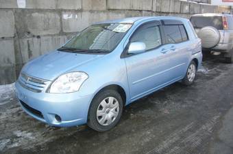 2003 Toyota Raum Photos